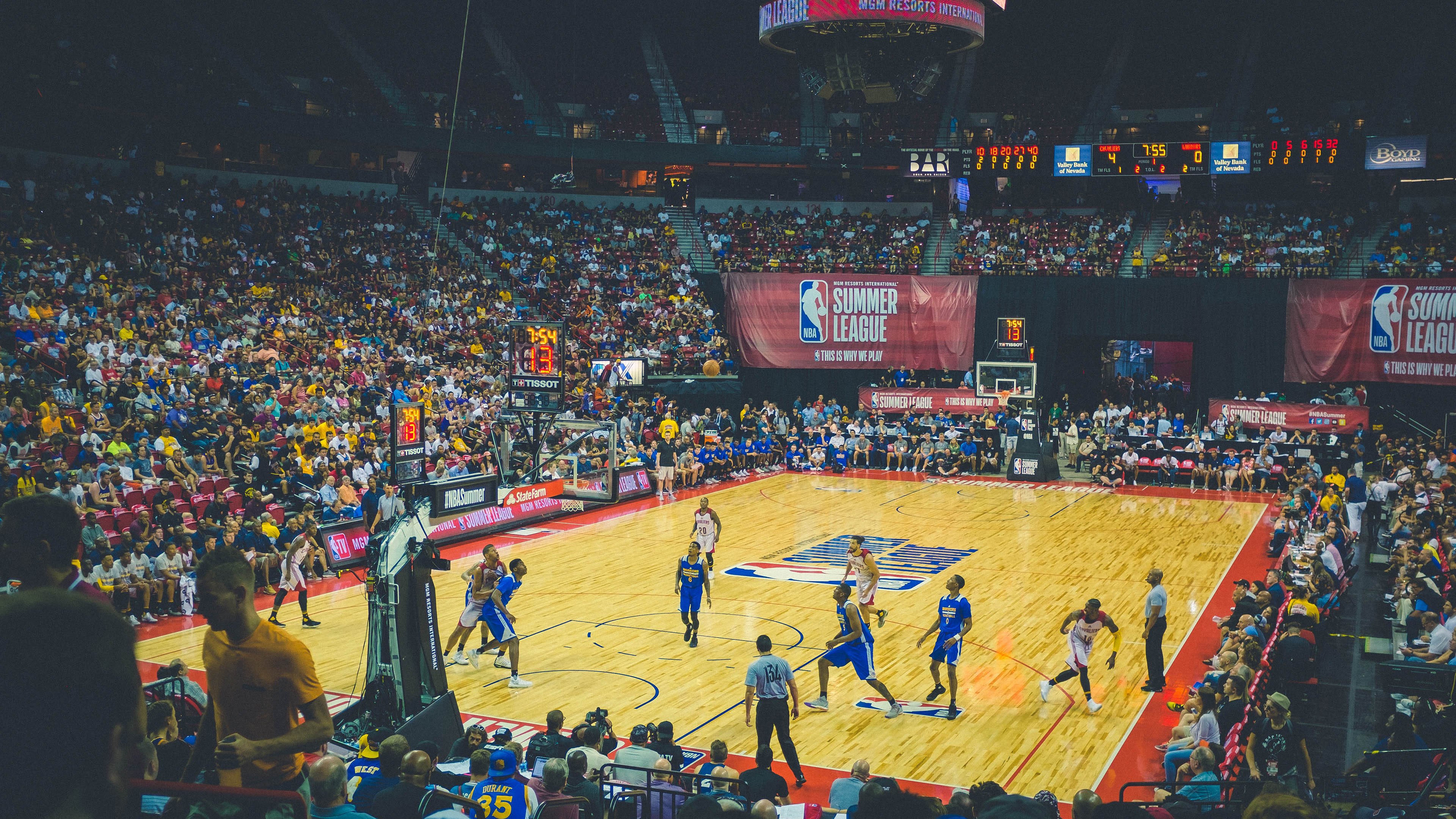 “华金·托比利亚的敏捷防守与精准传球，为美洲狮队带来重要胜利”